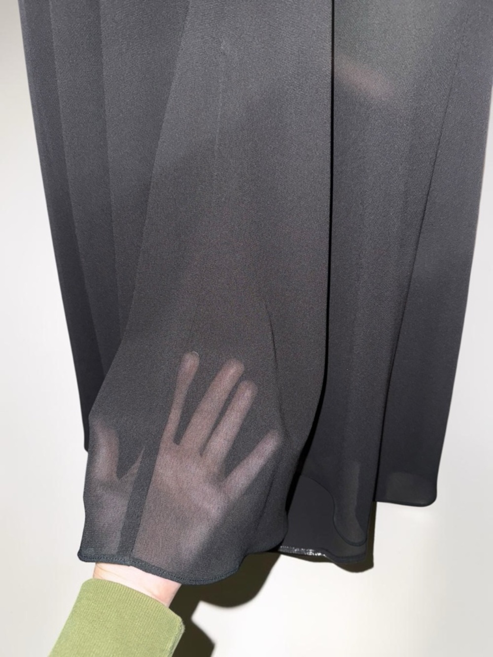 Sleeveless dress with empire waist and minimalist bow detail - Picture 7 of 7
